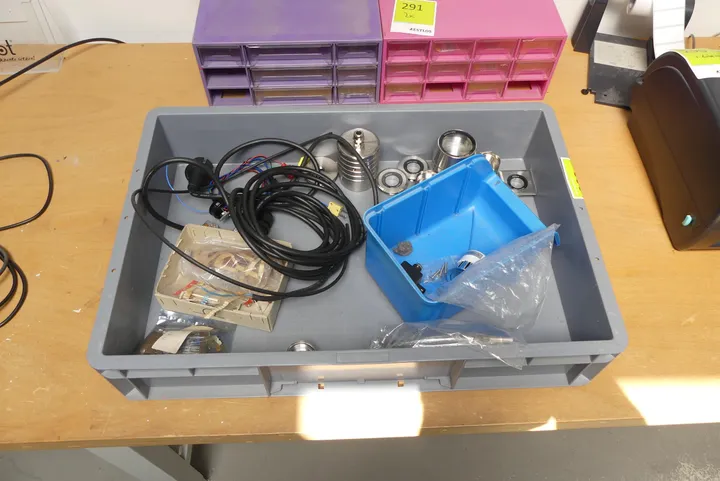 Konvolut Leuchtenzubehör mit Kabel, Fassungen und Kleinteilen Umfang: Kiste mit Inhalt